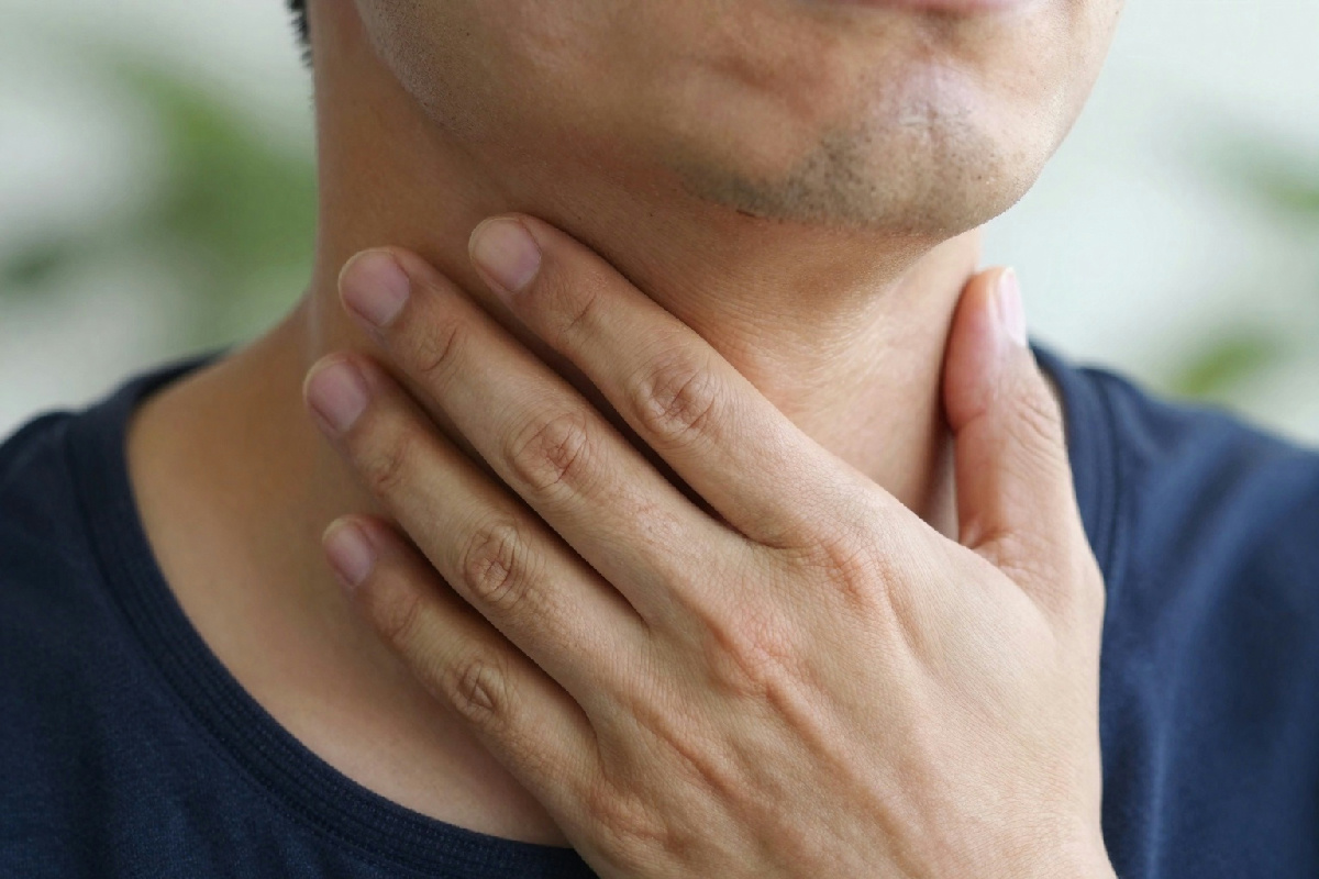 Mal di gola persistente: le cause da conoscere e i segnali che non puoi trascurare