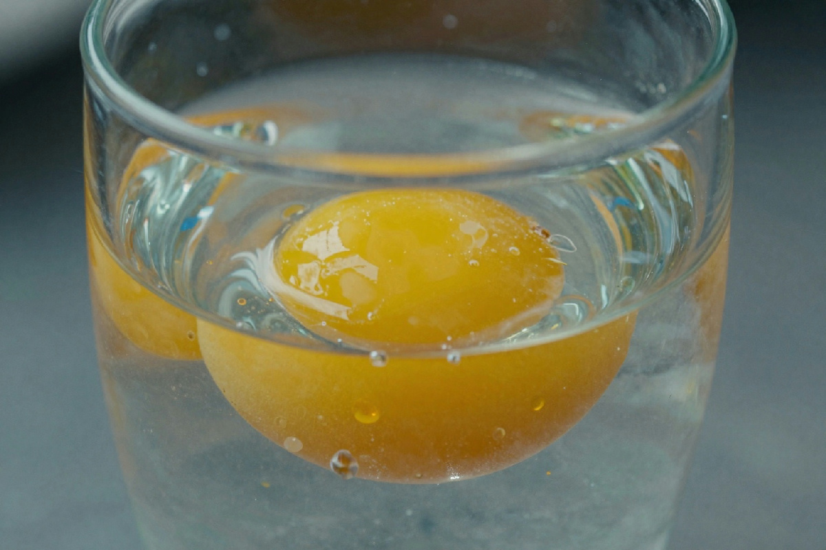 Mai più uova scadute: il trucco infallibile per riconoscerle usando solo un bicchiere d'acqua